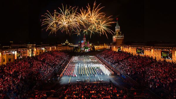 Салют на международном военно-музыкальный фестиваль Спасская башня Салют на международном военно-музыкальный фестиваль Спасская башня