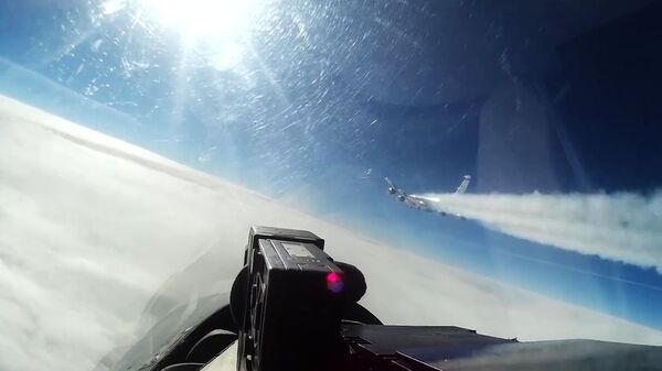 Перехват истребителем Су-27 самолета-разведчика США RC-135 над Балтикой