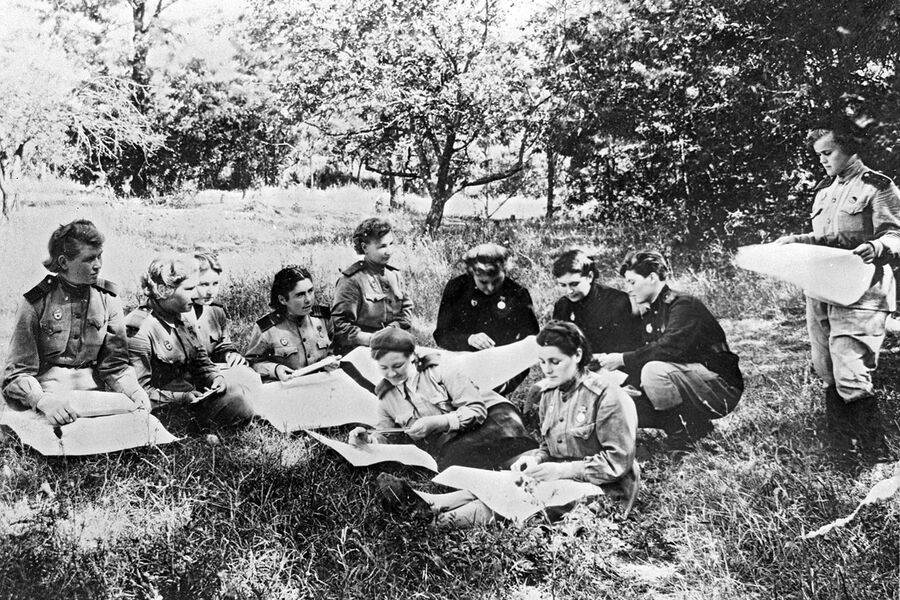 Летчицы 46-го гвардейского ночного бомбардировочного авиационного полка. Разбор полетов Летчицы 46-го гвардейского ночного бомбардировочного авиационного полка. Разбор полетов