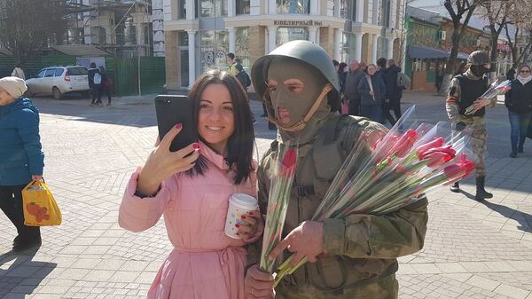В Симферополе переодетые в вежливых людей активисты поздравили женщин с 8 марта В Симферополе переодетые в вежливых людей активисты поздравили женщин с 8 марта