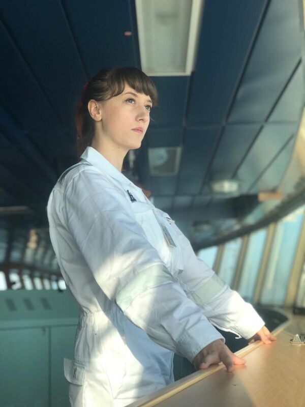 Екатерина Балабуха, третий помощник капитана танкера-газовоза СКФ Мелампус, на мостике судна Екатерина Балабуха, третий помощник капитана танкера-газовоза СКФ Мелампус, на мостике судна