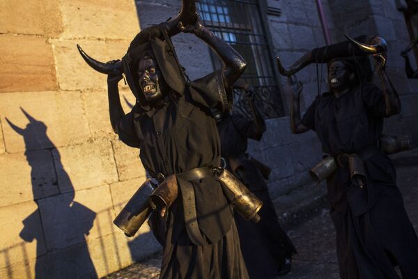 Участники карнавала Diablos de Luzon в испанском городе Лусон Участники карнавала Diablos de Luzon в испанском городе Лусон
