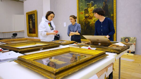 Сотрудники музея во время подготовки выставки Ильи Репина в Третьяковской галерее на Крымском валу Сотрудники музея во время подготовки выставки Ильи Репина в Третьяковской галерее на Крымском валу