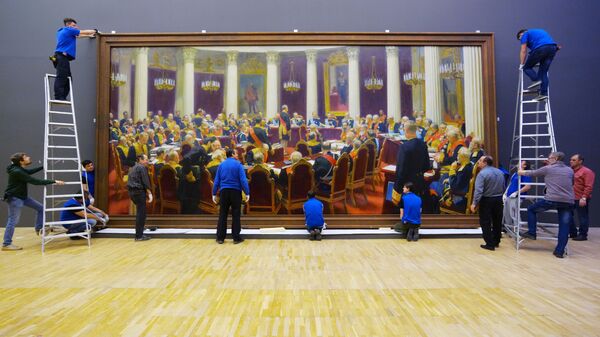 Сотрудники музея вешают картину Торжественное заседание Государственного совета 7 мая 1901 года в день столетнего юбилея со дня его учреждения во время подготовки выставки Ильи Репина в Третьяковской галерее на Крымском валу Сотрудники музея вешают картину Торжественное заседание Государственного совета 7 мая 1901 года в день столетнего юбилея со дня его учреждения во время подготовки выставки Ильи Репина в Третьяковской галерее на Крымском валу