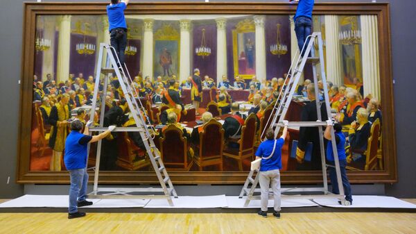 Сотрудники музея вешают картину Торжественное заседание Государственного совета 7 мая 1901 года в день столетнего юбилея со дня его учреждения во время подготовки выставки Ильи Репина в Третьяковской галерее на Крымском валу Сотрудники музея вешают картину Торжественное заседание Государственного совета 7 мая 1901 года в день столетнего юбилея со дня его учреждения во время подготовки выставки Ильи Репина в Третьяковской галерее на Крымском валу