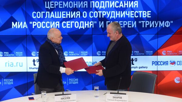 Генеральный директор МИА Россия сегодня Дмитрий Киселев и соучредитель галереи современного искусства Триумф Емельян Захаров во время подписания соглашения о партнерстве Генеральный директор МИА Россия сегодня Дмитрий Киселев и соучредитель галереи современного искусства Триумф Емельян Захаров во время подписания соглашения о партнерстве