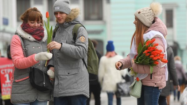 Волонтеры движения Мосволонтер в рамках добровольческой акции Вам, любимые! дарят цветы и поздравляют женщин с Международным женским днем на площади Белорусского вокзала в Москве Волонтеры движения Мосволонтер в рамках добровольческой акции Вам, любимые! дарят цветы и поздравляют женщин с Международным женским днем на площади Белорусского вокзала в Москве
