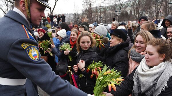 Солдаты Президентского полка и музыканты Президентского оркестра торжественно поздравили женщин с Международным женским днем в Александровском саду в Москве Солдаты Президентского полка и музыканты Президентского оркестра торжественно поздравили женщин с Международным женским днем в Александровском саду в Москве