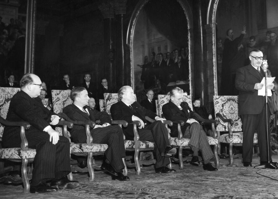 Эрнест Бевин выступает на церемонии подписания Брюссельского пакта. 1948 год Эрнест Бевин выступает на церемонии подписания Брюссельского пакта. 1948 год