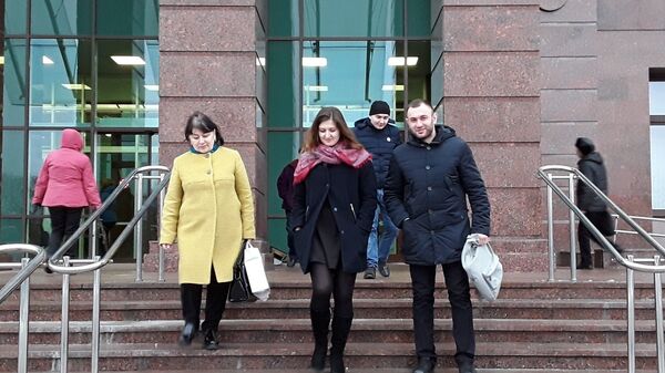 Алан Габараев у здания суда Алан Габараев у здания суда