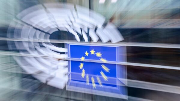 Логотип на здании Европарламента в Брюсселе Логотип на здании Европарламента в Брюсселе