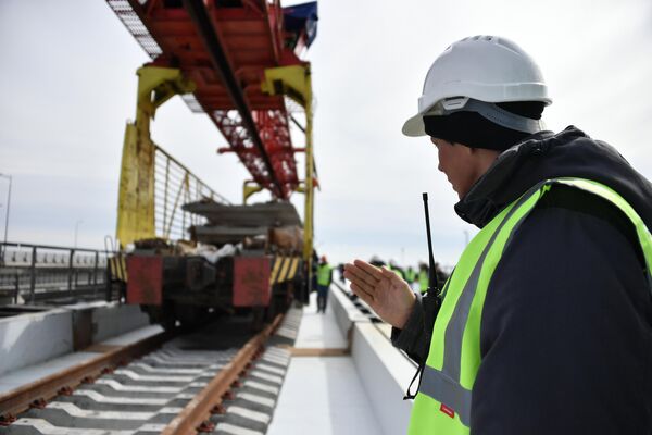 Укладка железнодорожного полотна при строительстве Крымского моста Укладка железнодорожного полотна при строительстве Крымского моста
