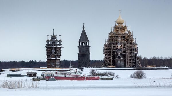 Церковь Преображения Господня, колокольня Кижского погоста и церковь Покрова Богородицы на территории государственного историко-архитектурного и этнографического музея-заповедника Кижи в Республике Карелия Церковь Преображения Господня, колокольня Кижского погоста и церковь Покрова Богородицы на территории государственного историко-архитектурного и этнографического музея-заповедника Кижи в Республике Карелия