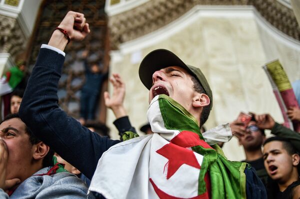 Демонстрации против выдвижения действующего президента Алжира Абдельазиза Бутефлики на пятый президентский срок подряд Демонстрации против выдвижения действующего президента Алжира Абдельазиза Бутефлики на пятый президентский срок подряд