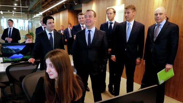 Председатель правительства РФ Дмитрий Медведев во время посещения ММДЦ Москва-Сити Председатель правительства РФ Дмитрий Медведев во время посещения ММДЦ Москва-Сити