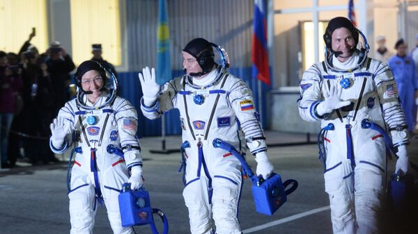 Члены основного экипажа 59/60-й длительной экспедиции на МКС астронавт NASA Кристина Кох, космонавт Роскосмоса Алексей Овчинин и астронавт NASA Ник Хейг перед запуском ракеты-носителя Союз-ФГ с транспортным пилотируемым кораблем Союз МС-12 с космодрома Байконур Члены основного экипажа 59/60-й длительной экспедиции на МКС астронавт NASA Кристина Кох, космонавт Роскосмоса Алексей Овчинин и астронавт NASA Ник Хейг перед запуском ракеты-носителя Союз-ФГ с транспортным пилотируемым кораблем Союз МС-12 с космодрома Байконур