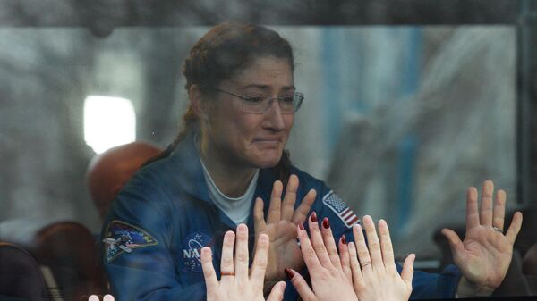 Член основного экипажа 59/60-й длительной экспедиции на МКС астронавт NASA Кристина Кох перед запуском ракеты-носителя Союз-ФГ с транспортным пилотируемым кораблем Союз МС-12 с космодрома Байконур Член основного экипажа 59/60-й длительной экспедиции на МКС астронавт NASA Кристина Кох перед запуском ракеты-носителя Союз-ФГ с транспортным пилотируемым кораблем Союз МС-12 с космодрома Байконур