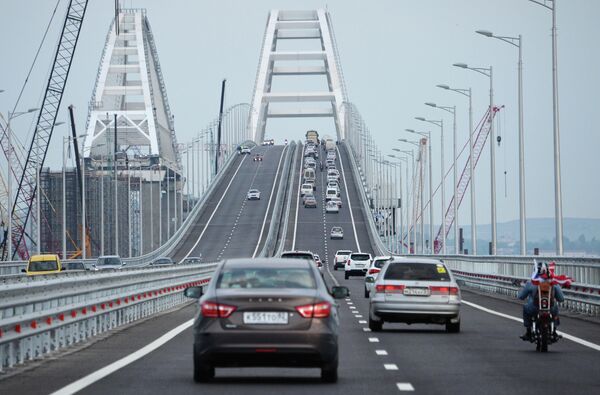 Автомобильное движение по автодорожной части Крымского моста Автомобильное движение по автодорожной части Крымского моста