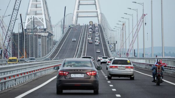 Автомобильное движение по автодорожной части Крымского моста Автомобильное движение по автодорожной части Крымского моста