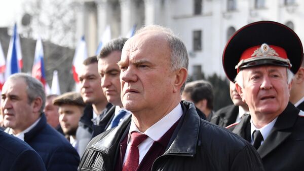 Председатель ЦК КПРФ Геннадий Зюганов во время праздничного шествия, посвященного 5-й годовщине Общекрымского референдума 2014 года и воссоединения Крыма с Россией, на одной из улиц в Симферополе Председатель ЦК КПРФ Геннадий Зюганов во время праздничного шествия, посвященного 5-й годовщине Общекрымского референдума 2014 года и воссоединения Крыма с Россией, на одной из улиц в Симферополе