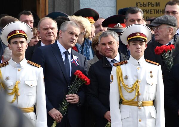 Председатель ЦК КПРФ Геннадий Зюганов, глава Республики Крым Сергей Аксенов, спикер Госдумы РФ Вячеслав Володин и руководитель фракции политической партии ЛДПР Владимир Жириновский во время возложения цветов к памятнику Народному ополчению всех времен Председатель ЦК КПРФ Геннадий Зюганов, глава Республики Крым Сергей Аксенов, спикер Госдумы РФ Вячеслав Володин и руководитель фракции политической партии ЛДПР Владимир Жириновский во время возложения цветов к памятнику Народному ополчению всех времен