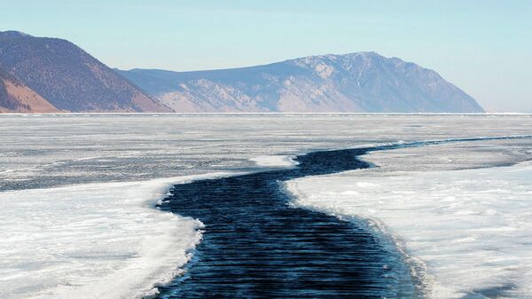 Трещина с открытой водой недалеко от острова Ольхон на Большом Байкале