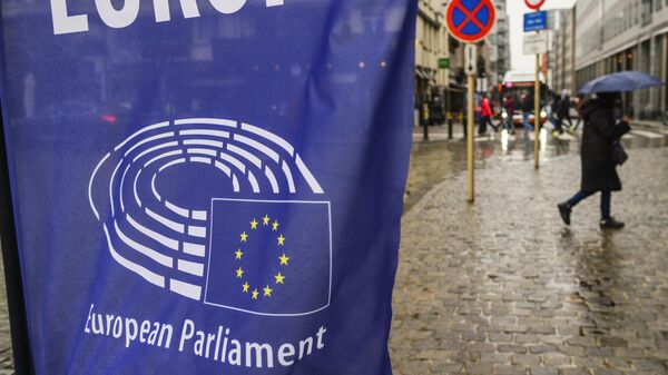 Логотип Европарламента на баннере на одной из улиц Брюсселя Логотип Европарламента на баннере на одной из улиц Брюсселя
