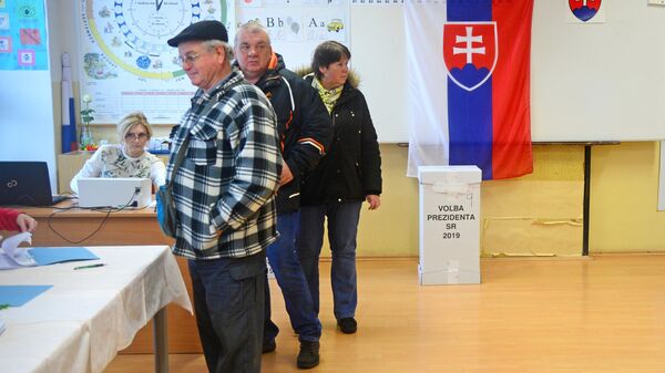 Избиратели на выборах президента Словакии на избирательном участке в Братиславе. 16 марта 2019 