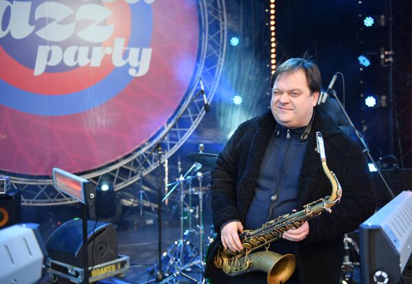 Саксофонист Антон Румянцев выступает на Koktebel Jazz Party фестиваля Крымская весна в Большом Амфитеатре парка Зарядье Саксофонист Антон Румянцев выступает на Koktebel Jazz Party фестиваля Крымская весна в Большом Амфитеатре парка Зарядье