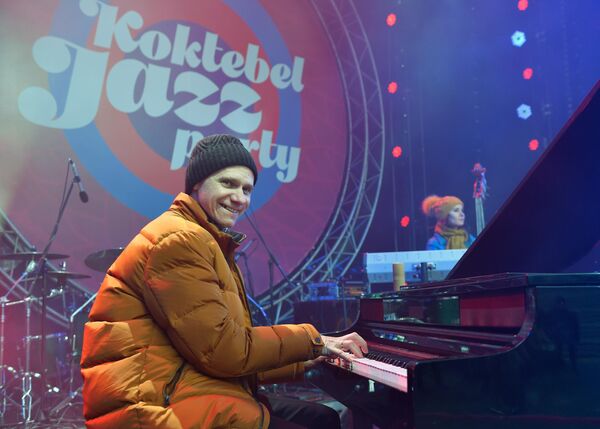 Пианист и организатор ансамбля Esh Игорь Надеждин выступает на Koktebel Jazz Party фестиваля Крымская весна в Большом Амфитеатре парка Зарядье Пианист и организатор ансамбля Esh Игорь Надеждин выступает на Koktebel Jazz Party фестиваля Крымская весна в Большом Амфитеатре парка Зарядье