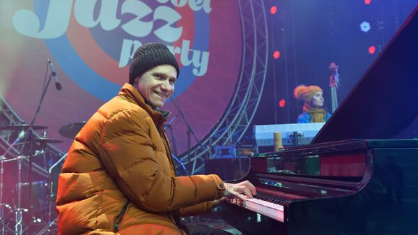 Пианист и организатор ансамбля Esh Игорь Надеждин выступает на Koktebel Jazz Party фестиваля Крымская весна Пианист и организатор ансамбля Esh Игорь Надеждин выступает на Koktebel Jazz Party фестиваля Крымская весна