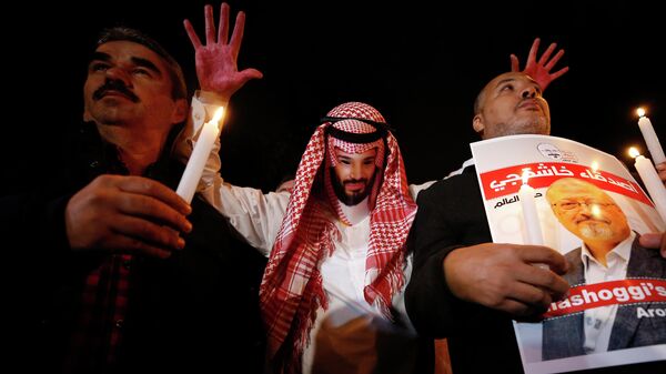 Демонстрант, переодетый наследным принцем Саудовской Аравии с кровью на руках, около посольства Саудовской Аравии в Стамбуле требует справедливости в отношении пропавшего саудовского журналиста Джамаля Хашукджи 