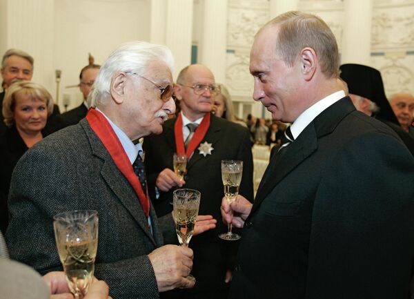 Кинорежиссер Марлен Хуциев и президент России Владимир Путин после церемонии награждения государственными наградами в Кремле Кинорежиссер Марлен Хуциев и президент России Владимир Путин после церемонии награждения государственными наградами в Кремле