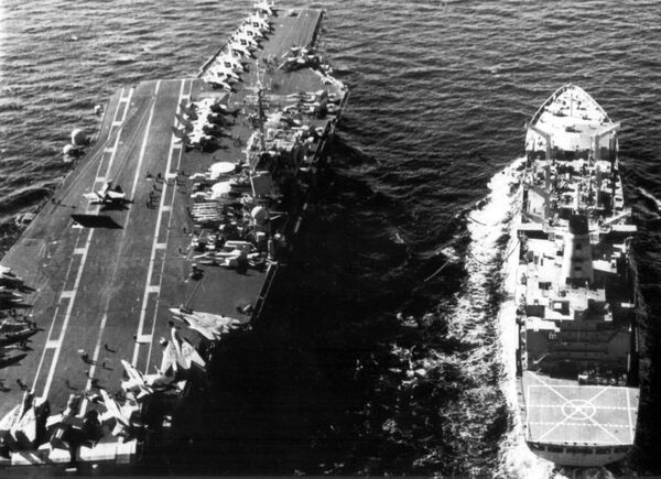 Американский авианосец USS Kitty Hawk на фото российских летчиков, сделанных с борта Су-24МР Американский авианосец USS Kitty Hawk на фото российских летчиков, сделанных с борта Су-24МР