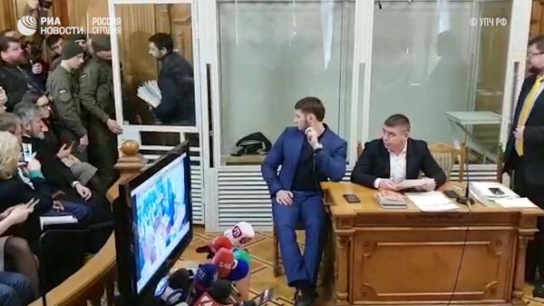 Кадры выхода Кирилла Вышинского из стеклянного аквариума в зале суда Кадры выхода Кирилла Вышинского из стеклянного аквариума в зале суда