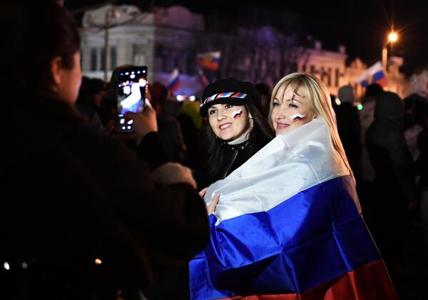 Зрители фотографируются на концерте в честь пятилетия воссоединения Крыма с Россией Зрители фотографируются на концерте в честь пятилетия воссоединения Крыма с Россией