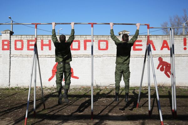 Учащиеся на уроке физкультуры на территории Волгоградского лицей-интерната имени Ф. Ф. Слипченко в Волгограде Учащиеся на уроке физкультуры на территории Волгоградского лицей-интерната имени Ф. Ф. Слипченко в Волгограде