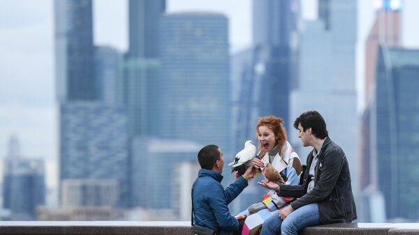 Молодые люди на смотровой площадке в Москве