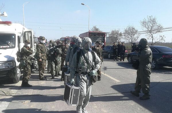 Сотрудники военизированной полиции в защитных костюмах пробираются к месту взрыва на заводе пестицидов Цзянсу Тяньцзяи в провинции Цзянсу, Китай. 22 марта 2019 Сотрудники военизированной полиции в защитных костюмах пробираются к месту взрыва на заводе пестицидов Цзянсу Тяньцзяи в провинции Цзянсу, Китай. 22 марта 2019
