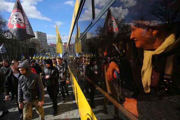 Шествие участников акции протеста против коррупции в Киеве Шествие участников акции протеста против коррупции в Киеве