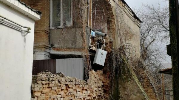 Обрушение стены пристройки в Ессентуках, Ставропольский край. 24 марта 2019 Обрушение стены пристройки в Ессентуках, Ставропольский край. 24 марта 2019