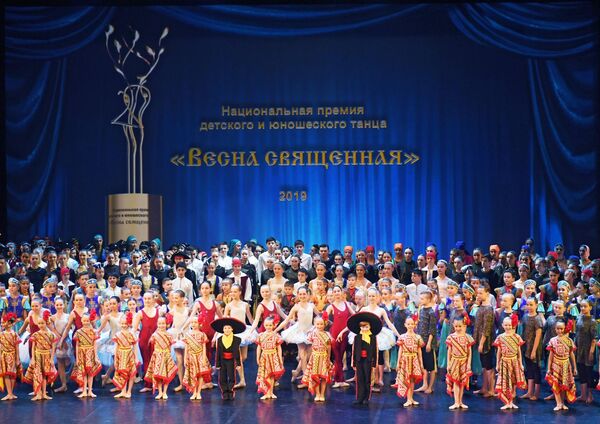 Участники финала конкурса Национальной Премии детского и юношеского танца Весна священная на сцене Московского государственного академического театра Русская песня в Москве Участники финала конкурса Национальной Премии детского и юношеского танца Весна священная на сцене Московского государственного академического театра Русская песня в Москве