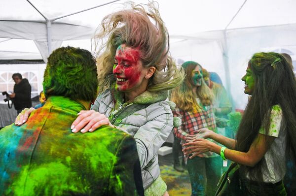 Участники фестиваля красок Холи-Мела в Центре индийской культуры в Москве Участники фестиваля красок Холи-Мела в Центре индийской культуры в Москве