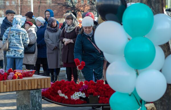 Девушка возлагает цветы к мемориалу в память о жертвах пожара в торгово-развлекательном центре Зимняя вишня в Кемерово Девушка возлагает цветы к мемориалу в память о жертвах пожара в торгово-развлекательном центре Зимняя вишня в Кемерово