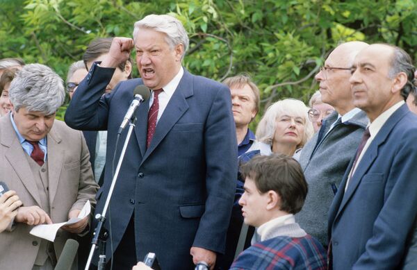 Народный депутат СССР Б.Н.Ельцин выступает 21 мая 1989 года на первом санкционированном многотысячном Всесоюзном митинге в Лужниках, приуроченном к началу работы I Съезда народных депутатов СССР Народный депутат СССР Б.Н.Ельцин выступает 21 мая 1989 года на первом санкционированном многотысячном Всесоюзном митинге в Лужниках, приуроченном к началу работы I Съезда народных депутатов СССР