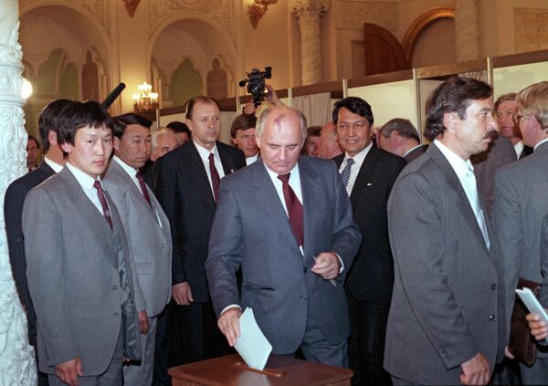 I Съезд народных депутатов СССР. Генеральный секретарь ЦК КПСС Председатель Верховного Совета СССР Михаил Сергеевич Горбачев в зале для тайного голосования I Съезд народных депутатов СССР. Генеральный секретарь ЦК КПСС Председатель Верховного Совета СССР Михаил Сергеевич Горбачев в зале для тайного голосования