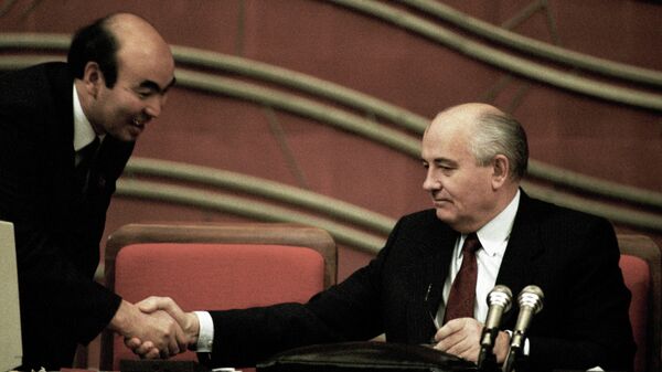 Аскар Акаев и Михаил Горбачев приветствуют друг друга в президиуме I Съезда народных депутатов СССР