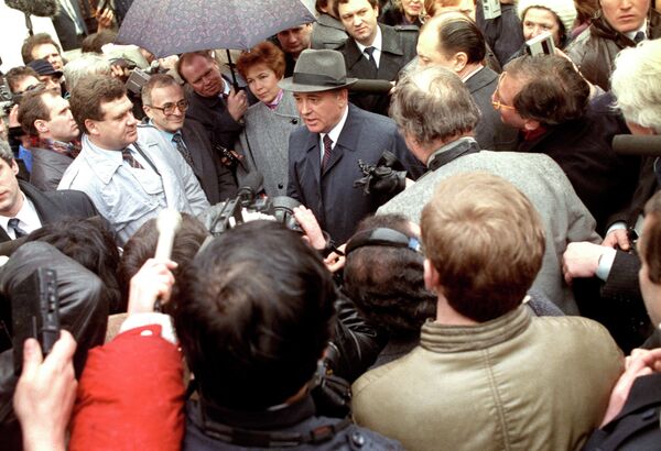 Генеральный секретарь ЦК КПСС Председатель Президиума ВС СССР Михаил Сергеевич Горбачев дает интервью советским и иностранным журналистам Генеральный секретарь ЦК КПСС Председатель Президиума ВС СССР Михаил Сергеевич Горбачев дает интервью советским и иностранным журналистам