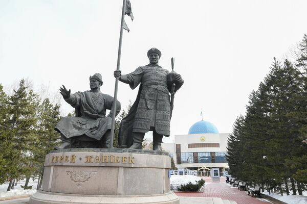 Памятник Керею и Жанибеку в сквере перед Музеем первого президента Республики Казахстан в Нур-Султане Памятник Керею и Жанибеку в сквере перед Музеем первого президента Республики Казахстан в Нур-Султане