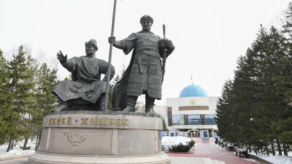 Памятник Керею и Жанибеку в сквере перед Музеем первого президента Республики Казахстан в Нур-Султане Памятник Керею и Жанибеку в сквере перед Музеем первого президента Республики Казахстан в Нур-Султане